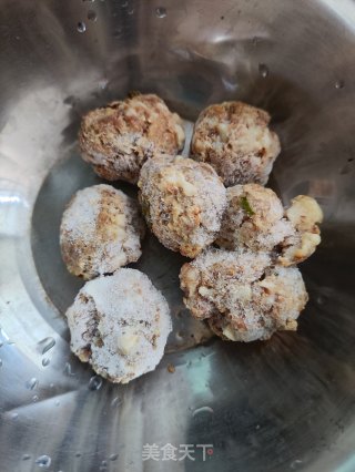 水腿肉丸丝瓜汤的做法步调：2