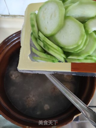 水腿肉丸丝瓜汤的做法步调：7