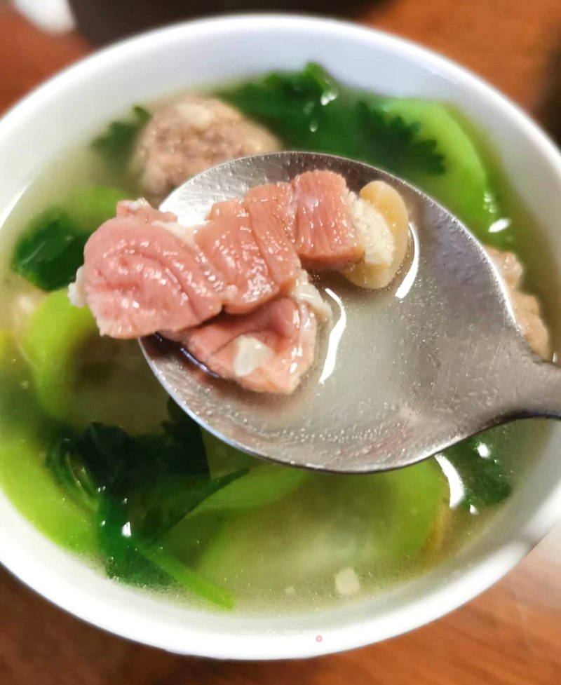水腿肉丸丝瓜汤的做法