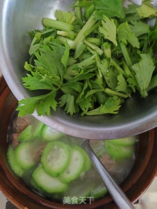 水腿肉丸丝瓜汤的做法步调：8