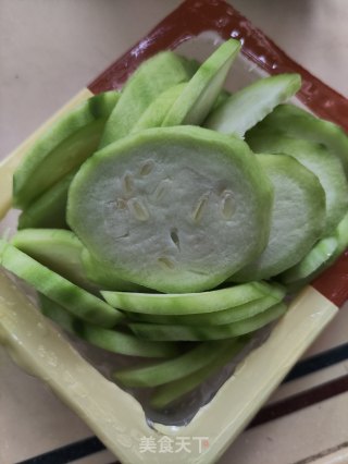 水腿肉丸丝瓜汤的做法步调：4