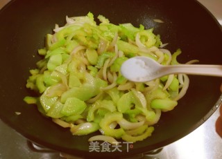 洋葱炒单瓜的做法步调：11