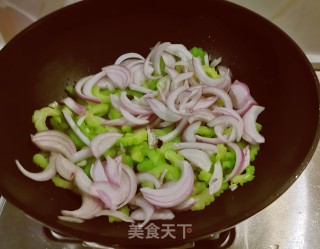 洋葱炒单瓜的做法步调：7