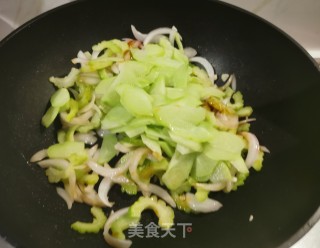 洋葱炒单瓜的做法步调：9