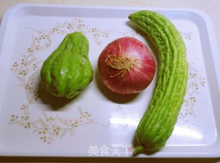 洋葱炒单瓜的做法步调：1