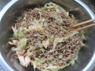 鸡胸肉包心菜拌荞麦里的做法步调：11