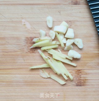 猪油渣炒包菜的做法步调：4