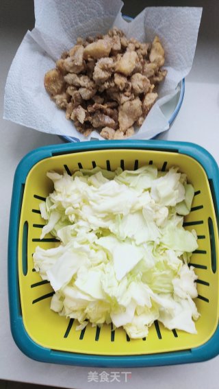 猪油渣炒包菜的做法步调：1
