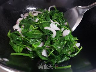 洋葱炒明月草的做法步调：3