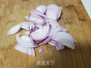 洋葱炒明月草的做法步调：1