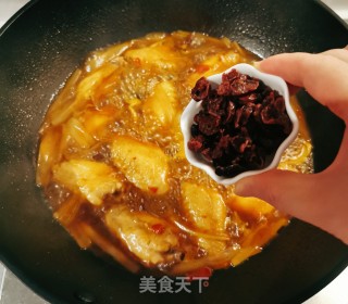 蔓越莓干烧鸡翅的做法步调：10