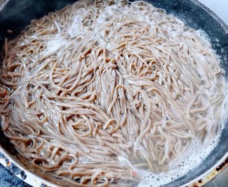 番茄排骨煎蛋荞麦里的做法步调：2
