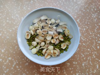 白枣莲子绿豆汤的做法步调：2