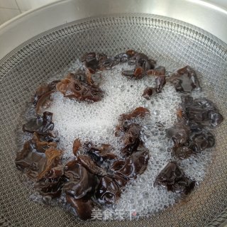 木耳炒人参苗的做法步调：3