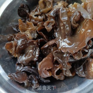 木耳炒人参苗的做法步调：1