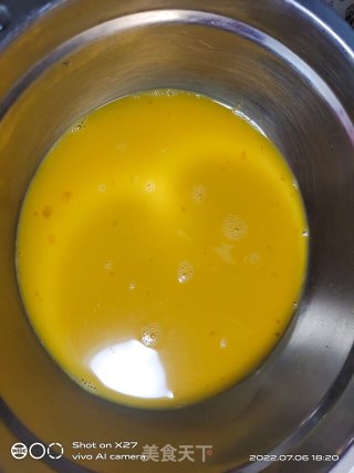 丝瓜鸡蛋虾头汤的做法步调：1