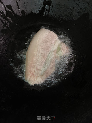 梅菜焖五花肉的做法步调：3