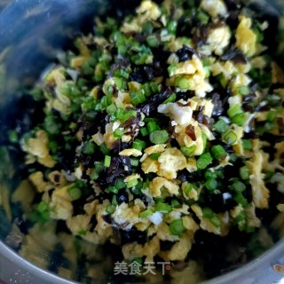 木耳鸡蛋韭苔盒子的做法步调：14