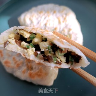 木耳鸡蛋韭苔盒子的做法步调：17