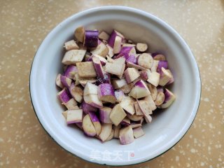 茄子肉丁挨卤里的做法步调：2