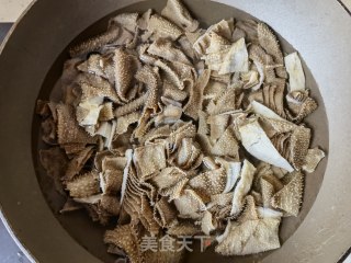 芹菜单椒毛肚的做法步调：4