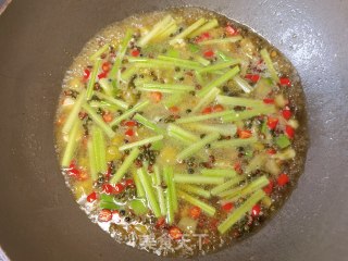 芹菜单椒毛肚的做法步调：11