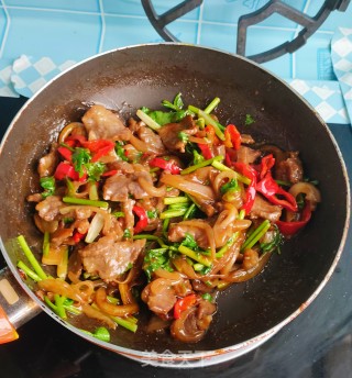 洋葱炒牛肉的做法步调：13