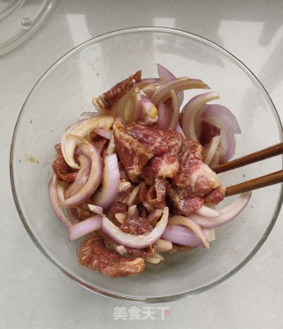 洋葱炒牛肉的做法步调：4