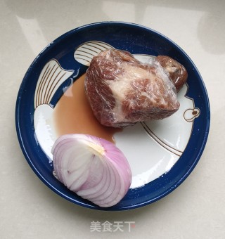 洋葱炒牛肉的做法步调：1