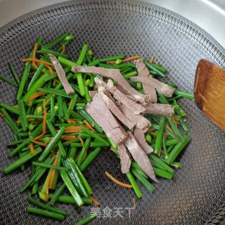 驴肉炒韭菜苔的做法步调：7
