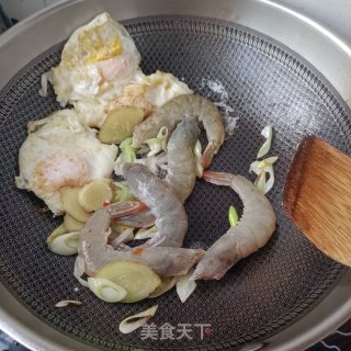 陈虾煎蛋丝瓜里的做法步调：9