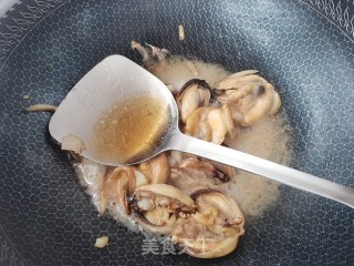 丝瓜豆腐鸡蛋菌菇贻贝汤的做法步调：5