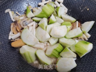 丝瓜豆腐鸡蛋菌菇贻贝汤的做法步调：7