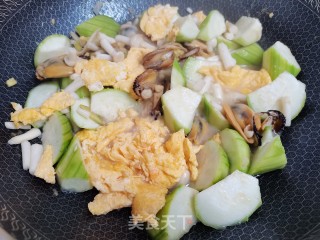 丝瓜豆腐鸡蛋菌菇贻贝汤的做法步调：8