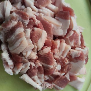五花肉炒豇豆的做法步调：2
