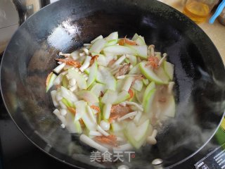 鳞虾海陈菇烧蒲瓜的做法步调：8