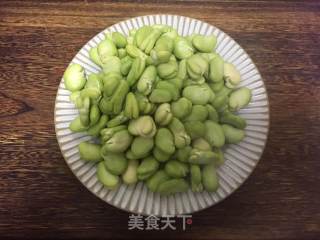 葱油蟹柳蚕豆的做法步调：2