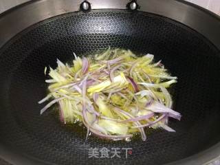 葱油蟹柳蚕豆的做法步调：4