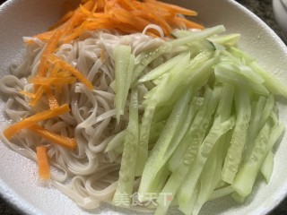 两伏天，凉拌里的做法步调：7