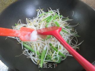 柿子椒炒绿芽菜的做法步调：5