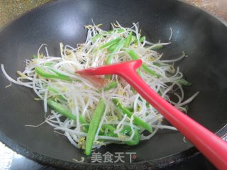 柿子椒炒绿芽菜的做法步调：3