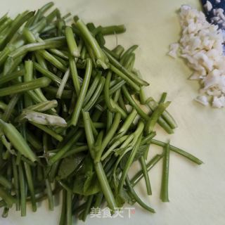 蒜蓉油渣白薯叶的做法步调：2
