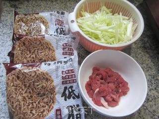 肉丝韭黄炒荞麦里的做法步调：1