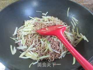 肉丝韭黄炒荞麦里的做法步调：8