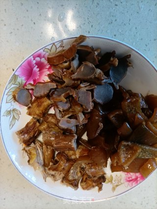 利剑辣椒炒卤味的做法步调：4