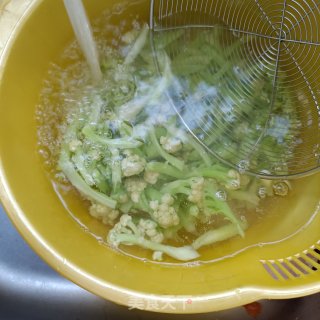 辣炒花菜的做法步调：3
