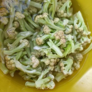 辣炒花菜的做法步调：1