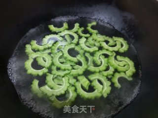 凉拌苦瓜的做法步调：1