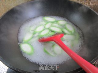 杂粗水腿棱角丝瓜汤的做法步调：6