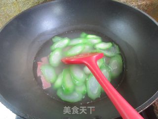 杂粗水腿棱角丝瓜汤的做法步调：8